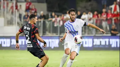 שחקן הפועל באר שבע גיא מזרחי מול שחקן עירוני טבריה ניב גוטליב. קובי אליהו