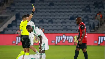 אדוארד צ'ילופיה, חלוץ הפועל ירושלים סופג כרטיס צהוב משניר לוי. קובי אליהו