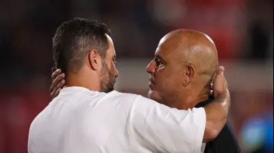 מאמן הפועל פתח תקוה עומר פרץ עם מאמן בני סכנין יוסי אבוקסיס. מאור אלקסלסי
