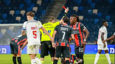 דקל צינו שולף כרטיס אדום לעבר שייק קייטה שחקן הפועל חיפה שנמצא על הדשא, איתו אריאל מנדי. קובי אליהו