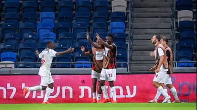 שחקני הפועל רמת גן חוגגים עם לואן קמפוס, משמאל. קובי אליהו