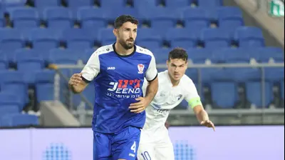אורי דהן שחקן בני סכנין לפני אריאל שרצקי שחקן עירוני קרית שמונה. דני מרון