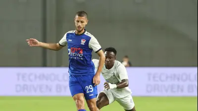 אחמד סלמן שחקן בני סכנין לפני אלכס סולה שחקן עירוני קרית שמונה. דני מרון