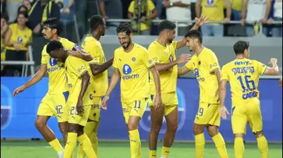 שחקני מכבי תל אביב חוגגים את השער עם אלעד מדמון. דני מרון