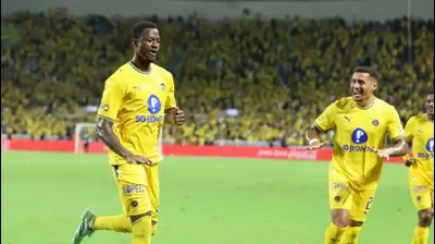 שחקני מכבי תל אביב חוגגים עם מוחמד עלי קמארה. דני מרון