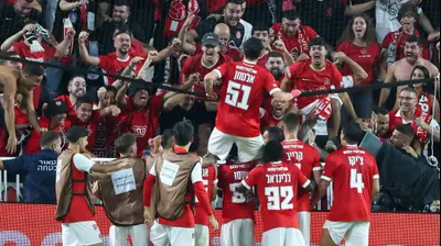 שחקני הפועל תל אביב חוגגים עם עומרי אלטמן. דני מרון