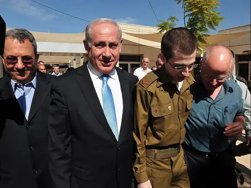 גלעד שליט עם אביו, ראש הממשלה בנימין נתניהו ושר הביטחון אהוד ברק 2011