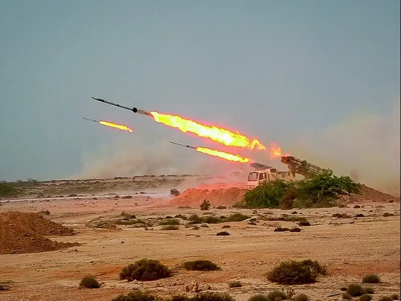 תרגיל "הנביא הגדול 14" של משמרות המהפכה במי המפרץ הפרסי במסגרתו הפציצו כוחות ים, יבשה ואוויר דגם שנבנה כחיקוי של נושאת מטוסים אמריקנית 28 ביולי 2020