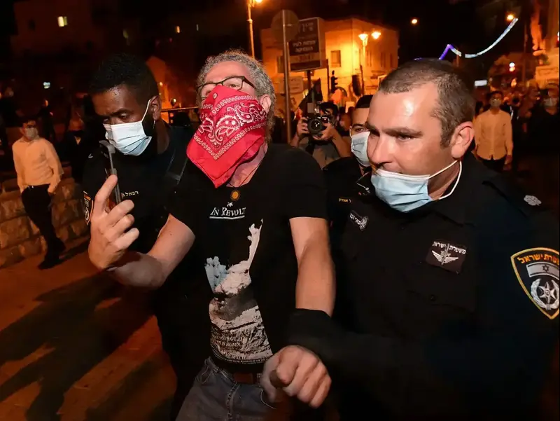 מעצר של אורן קומה מראשי מחאת הריבון במהלך פינוי ההפגנה בכיכר פריז בירושלים נגד ראש הממשלה בנימין נתניהו, 24 באוקטובר 2020