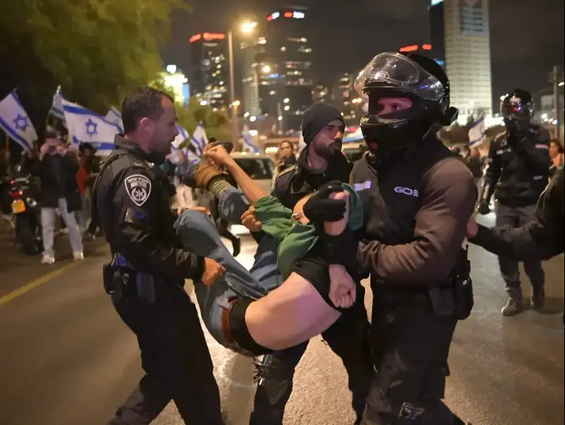 מעצר מפגינים שחסמו  את נתיבי איילון במסגרת ההפגנה נגד המחאה המשפטית, ת"א, 29 באפריל 2023