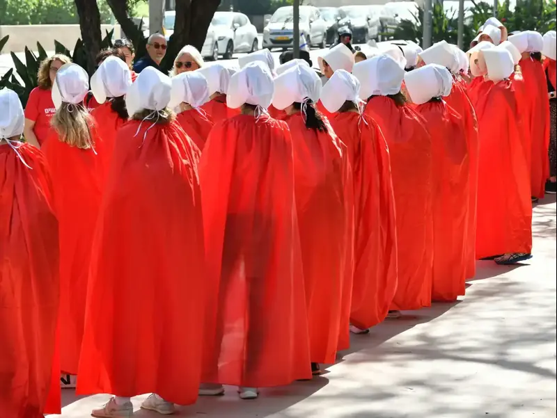 מאחורי הדלת הסגורה של הניידת: כך מדכאים את קול המחאה הנשי