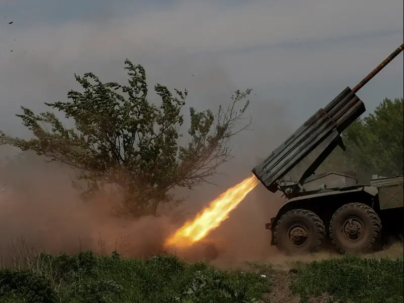 לוחמים של צבא אוקראינה יורים טיל לעבר הכוחות הרוסים בעיר בחמוט, 20 במאי 2023