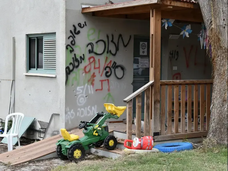 צעצועי ילדים מחוץ לבית הרוס ושרוף, קיבוץ בארי, 5 בדצמבר 2023