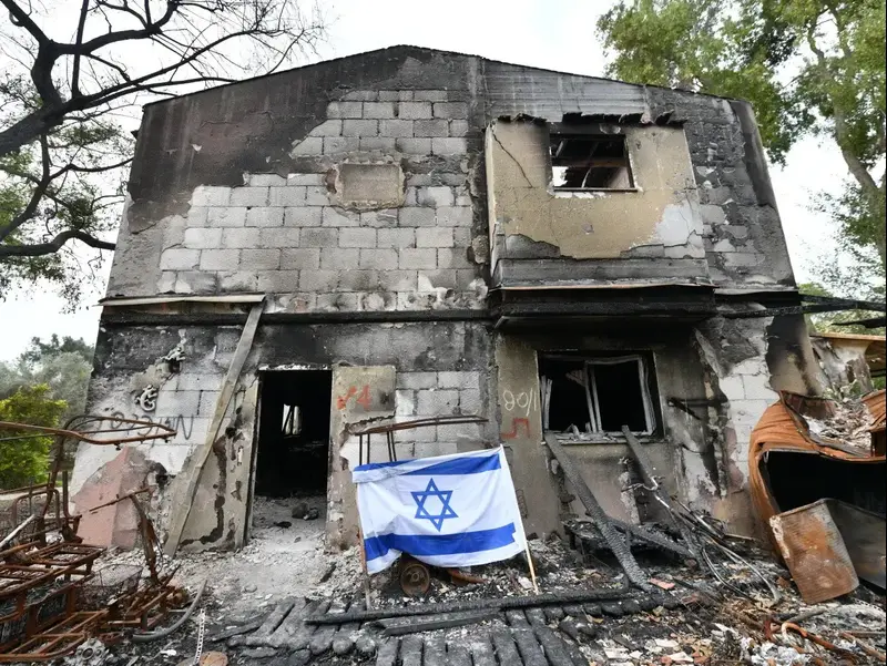 דגל ישראל על הריסות בית, קיבוץ בארי, 5 בדצמבר 2023