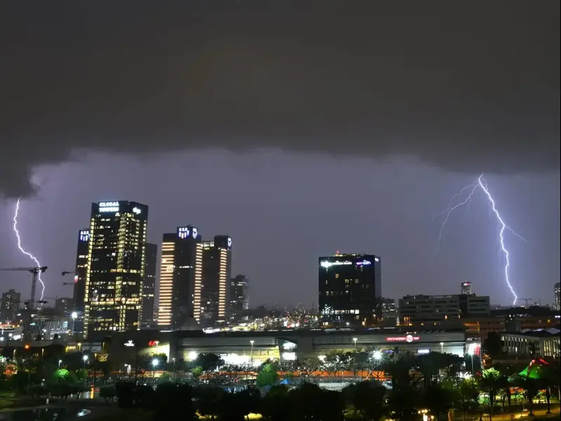 אזהרה אדומה וחשש להצפות: הסופה נמשכת - ומה צפוי בהמשך?