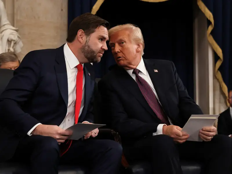 טראמפ דוחף לתקיפה באיראן, סגנו לפתרון דיפלומטי