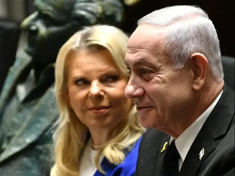 בזמן שנתניהו מוכן למכור כאן הכל - הטיול החדש של שרה בחו"ל