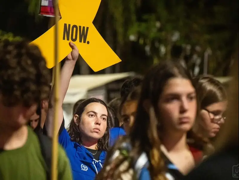 בני נוער בלילה לבן בכיכר החטופים בקריאה להחזרתם הביתה. 31 באוגוסט 2025.