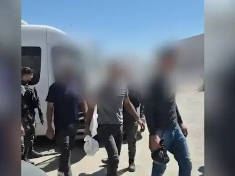 שב"חים יוצאים מרכב ההסעות בירושלים