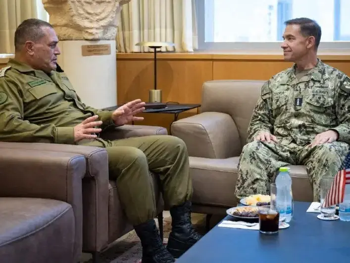 הרמטכ"ל אייל זמיר נפגש עם מפקד פיקוד המרכז של ארה"ב, אדמירל בראד קופר, בקרייה, 11 באוקטובר 2025.