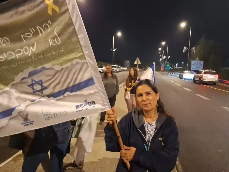יעל אדר, אמו של החטוף של תמיר אדר, ממתינה לשיירה שמגיעה עם ארון חטוף חלל