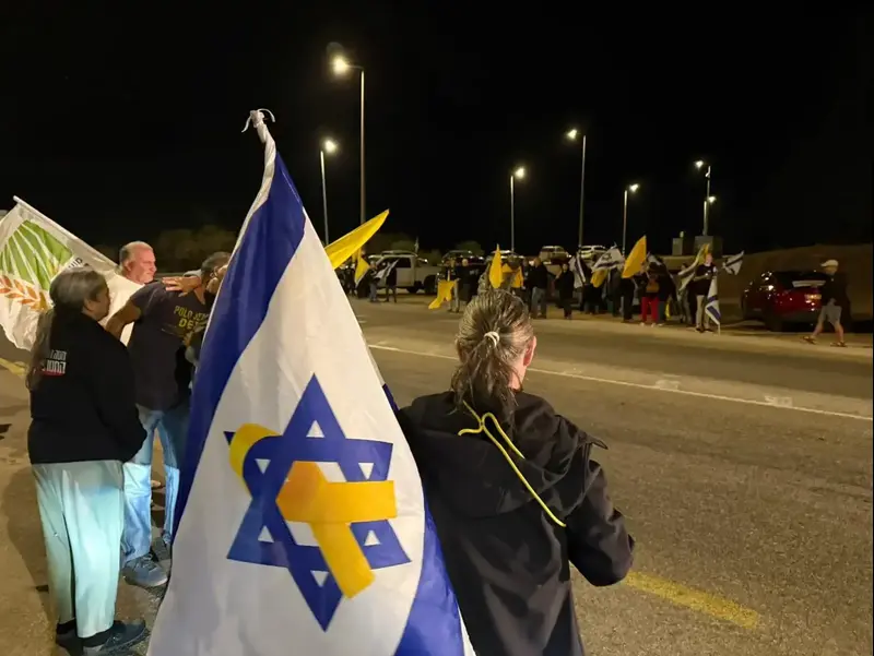 צומת גמא מחכים לחלל החטוף בשיירת דגלים