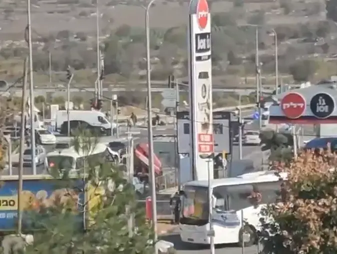 פיגוע משולב בצומת הגוש: 3 פצועים, אחד במצב אנוש