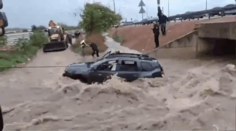 רכב שטח נתקע בתעלה בעקבות סחף מים בטמרה. 25 בנובבמבר 2025