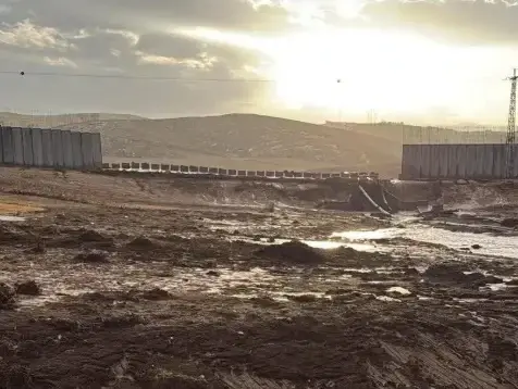 חלק מחומת ההפרדה באזור הר חברון קרס בעקבות הגשמים והאזור כעת פרוץ לכניסה מיו"ש