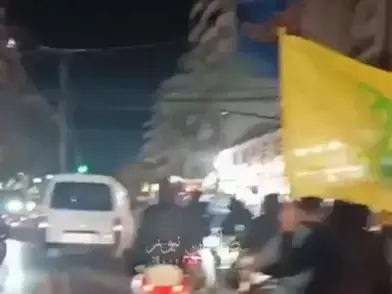 תומכי חיזבאללה על אופנועים יצאו למפגן מחאה במעוז הארגון בדאחייה של ביירות, 3 בדצמבר 2025