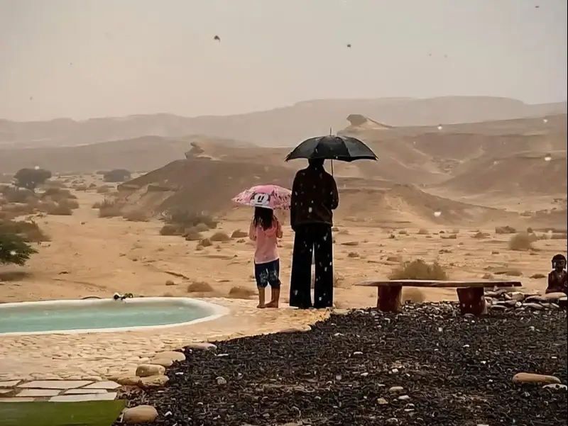 אם ובתה צופות בנחל שחק זורם בערבה התיכונה, 6 בדצמבר 2025