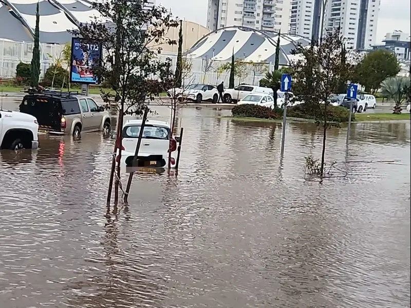 חילוצים מ"טביעה" בהצפות ענק ביבנה; עץ קרס על ילדות