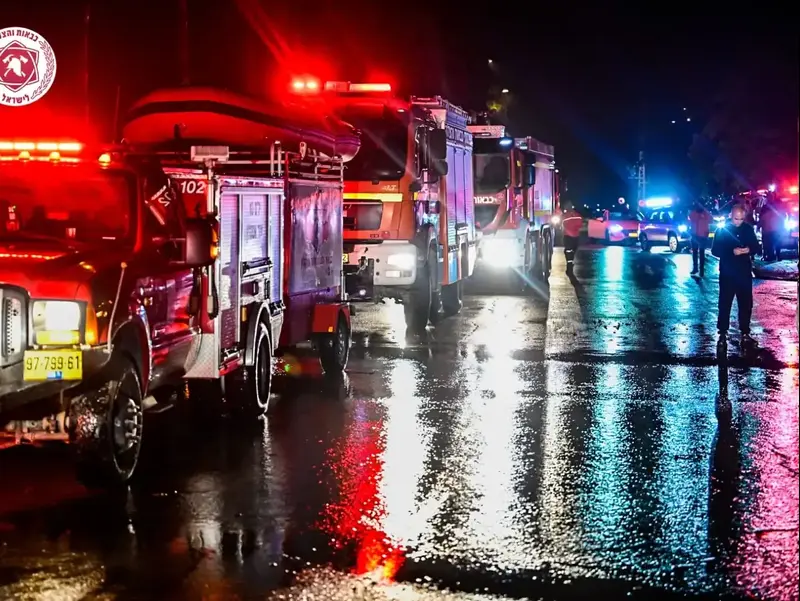 צוותי חילוץ של כבאות והצלה לישראל פועלים לחילוץ מספר רב של לכודים בבית שקמה כתוצאה מהצפות. 12 בדצמבר 2025