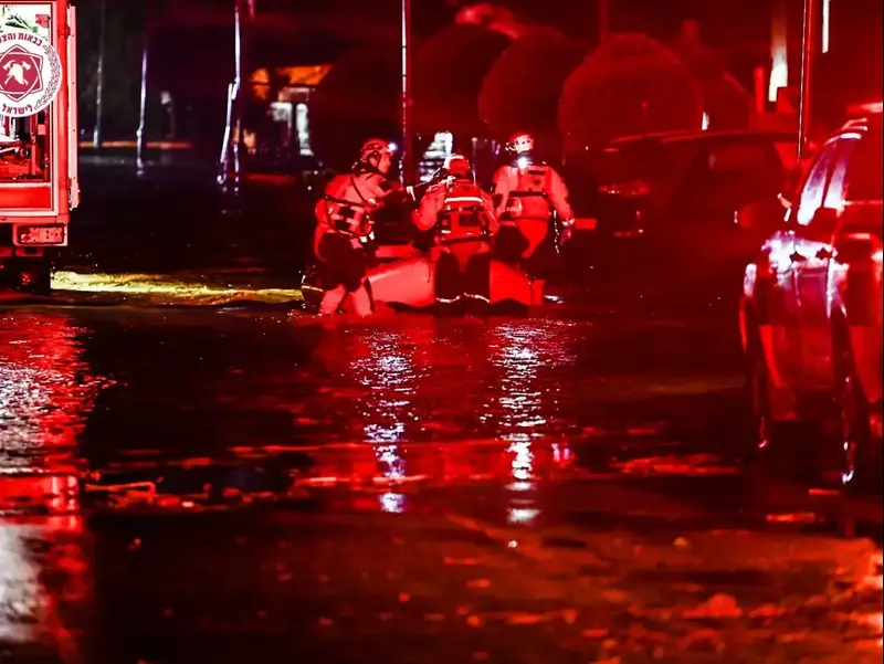 צוותי חילוץ של כבאות והצלה לישראל פועלים לחילוץ מספר רב של לכודים בבית שקמה כתוצאה מהצפות. 12 בדצמבר 2025