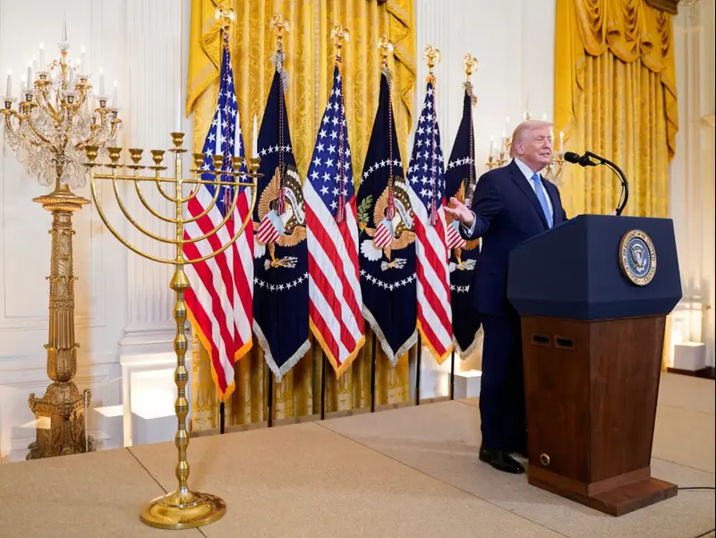 נשיא ארצות הברית טראמפ מדליק חנוכייה, וושינגטון. 17 בדצמבר 2025