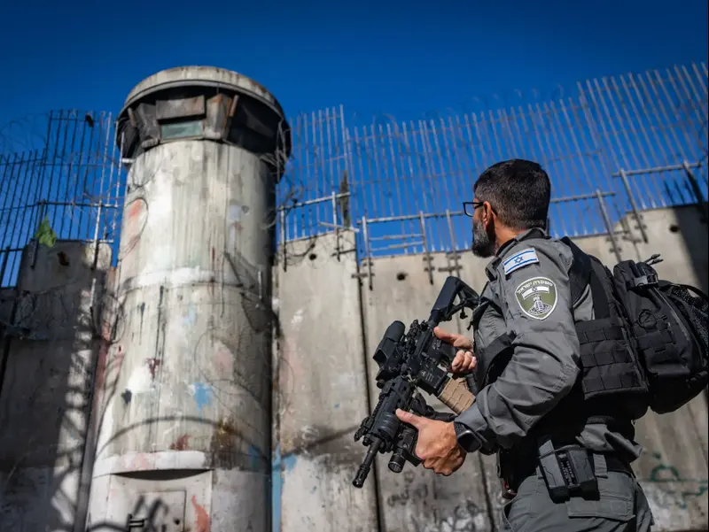 שוטר ליד גדר ההפרדה סמוך לבית חנינא,מזרח ירושלים, 23 בדצמבר 2025
