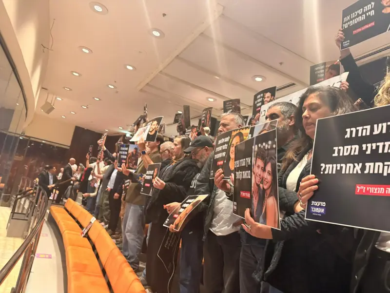 עשרות משפחות שכולות ומשפחות חטופים ביציע מליאת הכנסת לקראת ההצבעה על חוק ועדת החקירה של אירועי שבעה באוקטובר, 24 בדצמבר 2025