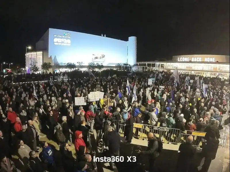 המונים בעצרת