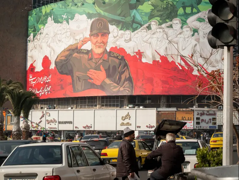 שלט חוצות עם איור של קאסם סולימאני בטהראן, איראן