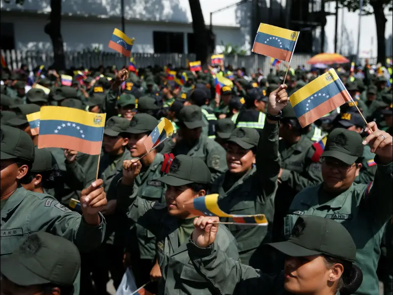 תומכי ממשלת מדורו משתתפים בצעדה בקראקס, ונצואלה, 6 בינואר 2026