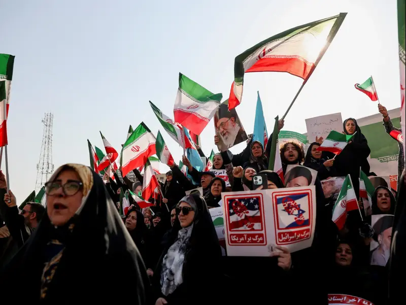 מתגברת הקריסה שגרמה למחאה באיראן. מפגינים נשלפים מביה"ח