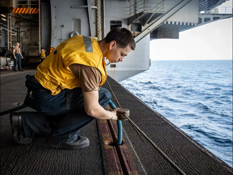 נושאת המטוסים לינקולן בים התיכון
