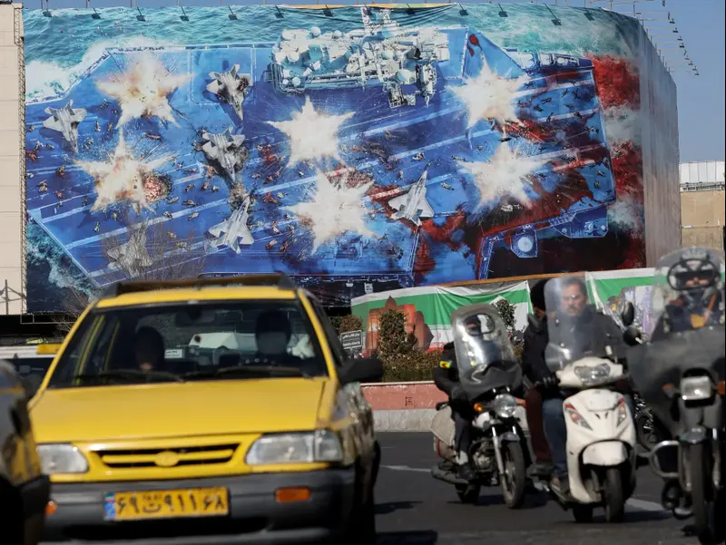 כרזה המאיימת על נושאת המטוסים האמריקנית בטהראן, איראן, 31 בינואר 2026