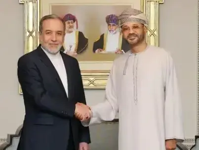 שר החוץ של עומאן בדר אל-בוסעידי עם שר החוץ האיראני עבאס עראקצ'י