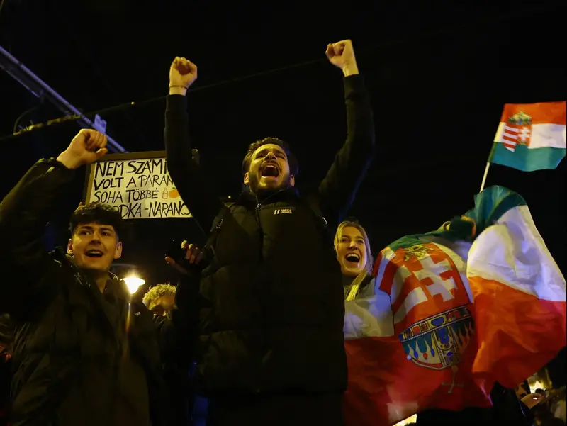 תומכיו של ראש ממשלת הונגריה הנבחר, פטר מגיאר, חוגגים את ניצחונו, 13 באפריל 2026
