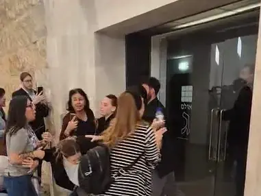 מהומה בזמן דיון בעתירה בדרישה להקים ועדת חקירה ממלכתית לאירועי 7 באוקטובר, ביהמ"ש העליון, 23 באפריל 2026