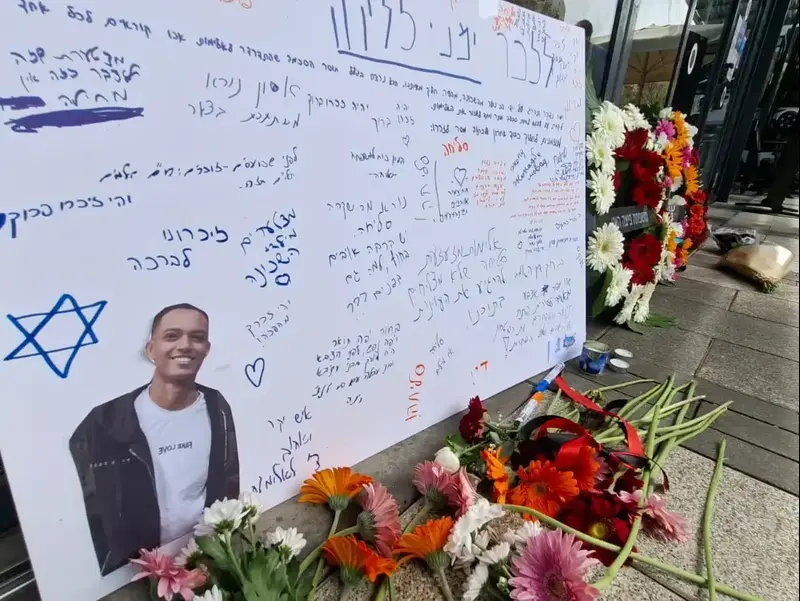 עמדת זיכרון שהוצבה מחוץ לפיצרייה שבה עבד בנימין זליקה, שנרצח ביום העצמאות בפתח תקווה. 24 באפריל 2026