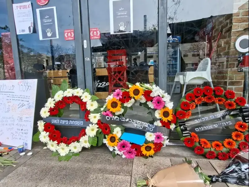 עמדת זיכרון שהוצבה מחוץ לפיצרייה שבה עבד בנימין זליקה, שנרצח ביום העצמאות בפתח תקווה. 24 באפריל 2026