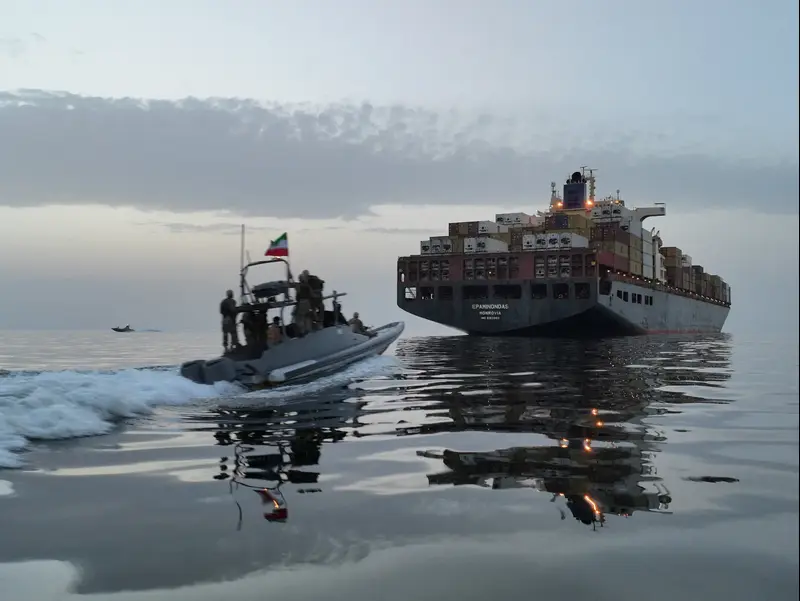 דילמת "היתושים": למה ארה"ב נמנעת מחיסול הסירות של איראן