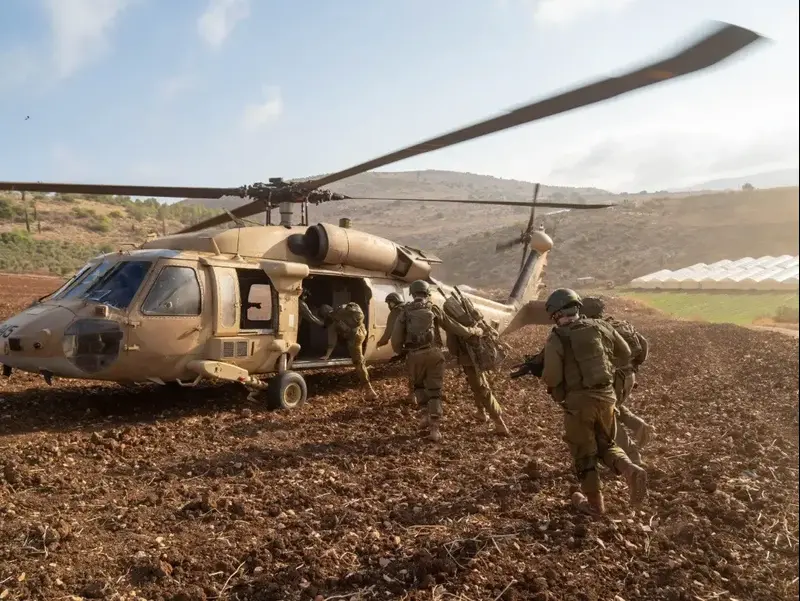 Израильские солдаты в Иудее и Самарии. Вертолет UH-60 Black Hawk "Яншуф"